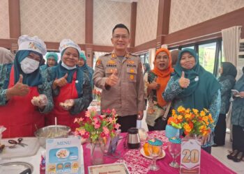 Semangat Membara di Dapur Bhayangkara: Kapolsek Cikarang Pusat Bakarkan Semangat Tim PKK dalam Lomba Memasak HUT Bhayangkara ke-80