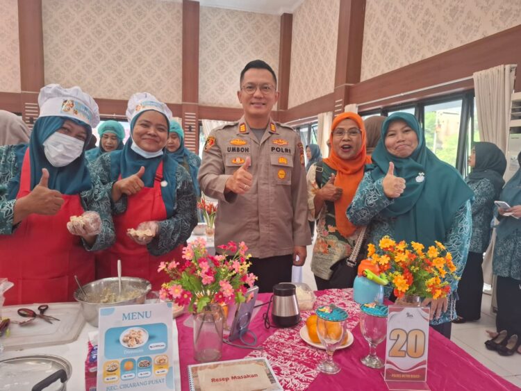 Semangat Membara di Dapur Bhayangkara: Kapolsek Cikarang Pusat Bakarkan Semangat Tim PKK dalam Lomba Memasak HUT Bhayangkara ke-80