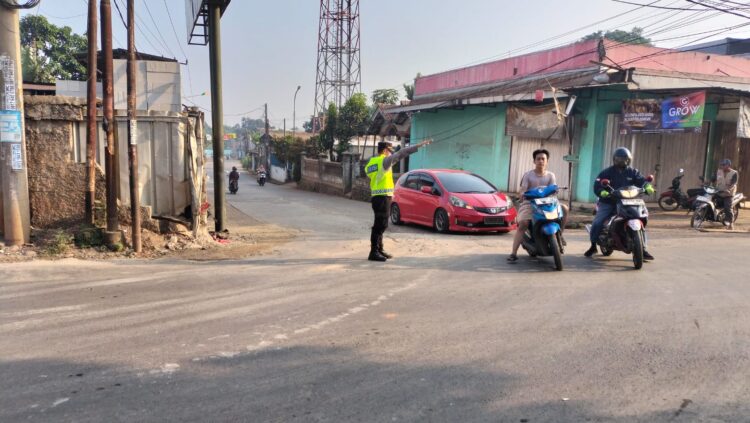 Jaga Jakarta Jaga Bekasi, Polsek Setu Hadir di Jalur Setu–Cileungsi Bantu Lancarkan Arus Pagi