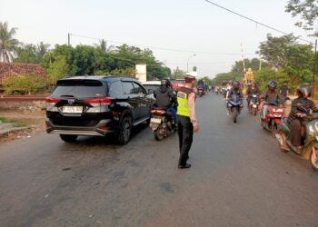 Jaga Jakarta Jaga Bekasi, Polsek Cikarang Timur Gatur Lalu Lintas Pagi di Perlintasan Kereta Api Kojengkang