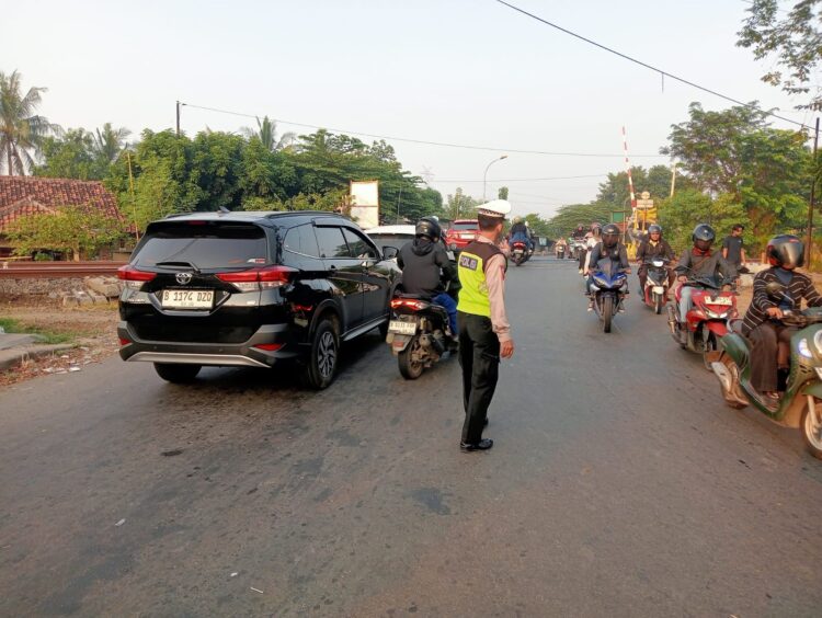 Jaga Jakarta Jaga Bekasi, Polsek Cikarang Timur Gatur Lalu Lintas Pagi di Perlintasan Kereta Api Kojengkang