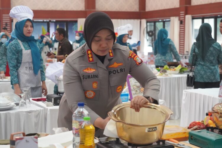 Dapur Kebaikan Hari Bhayangkara, Polres Metro Bekasi Hadirkan Lomba Olahan Ikan Bergizi untuk Keluarga