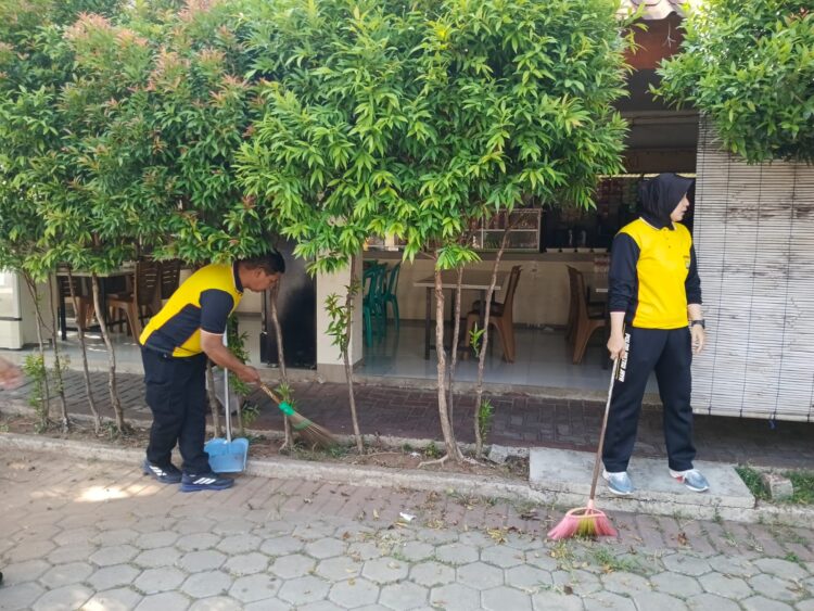 Sambut HUT Bhayangkara ke-80, Polsek Cikarang Selatan Gelar Bakti Religi dan Bersih-Bersih Masjid Al Barkah