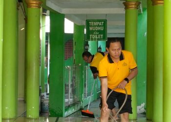 Polsubsektor Tambun Utara Bersihkan Masjid Al-Fattah Nursalim Sambut Hari Bhayangkara ke-80