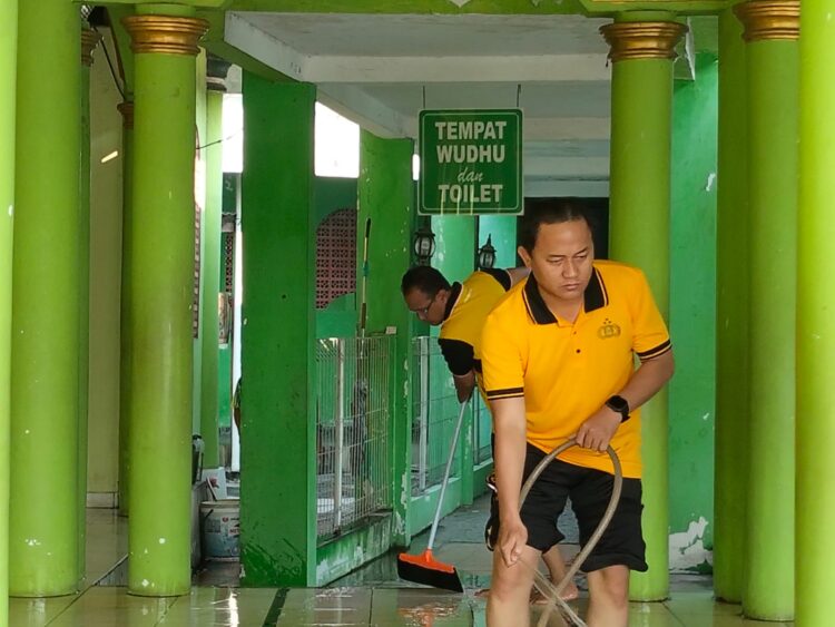 Polsubsektor Tambun Utara Bersihkan Masjid Al-Fattah Nursalim Sambut Hari Bhayangkara ke-80