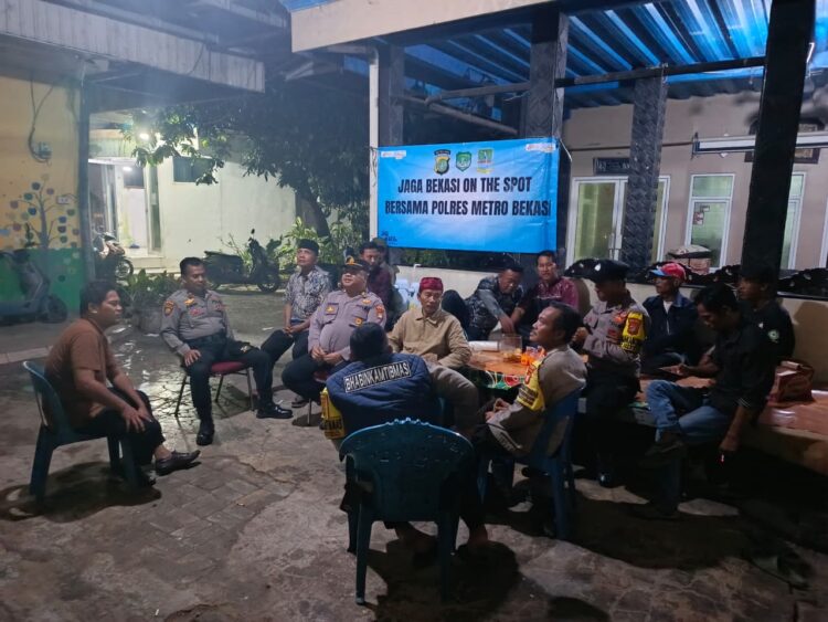 Jaga Bekasi On The Spot, Polsek Pebayuran Perkuat Siskamling Bersama Warga Karangreja