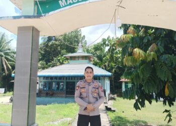 Personel Polsek Menjalin Laksanakan Pengamanan dan Himbauan Kamtibmas Saat Sholat Jumat di Masjid Nurul Yaqin