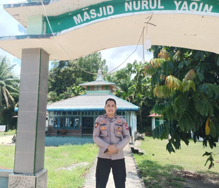 Personel Polsek Menjalin Laksanakan Pengamanan dan Himbauan Kamtibmas Saat Sholat Jumat di Masjid Nurul Yaqin