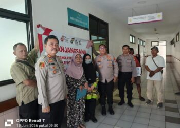 Anjangsana Hari Bhayangkara ke-80, Polres Metro Bekasi Beri Dukungan untuk Aiptu Samas yang Sakit Menahun
