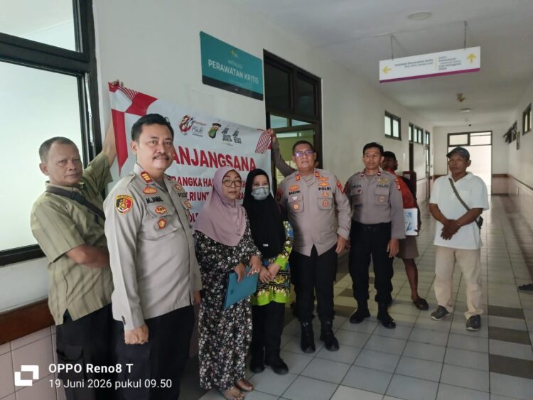 Anjangsana Hari Bhayangkara ke-80, Polres Metro Bekasi Beri Dukungan untuk Aiptu Samas yang Sakit Menahun