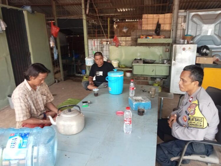 Patroli Dialogis Jaga Jakarta Jaga Bekasi On The Spot, Bhabinkamtibmas Sambangi Warga Mekarjaya