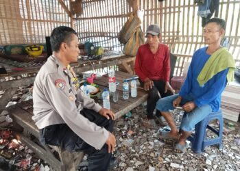 Jaga Jakarta Jaga Bekasi On The Spot, Bhabinkamtibmas Mekarjaya Sambangi Warga Kampung Babakan