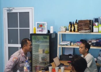 Jaga Jakarta Jaga Bekasi On The Spot, Bhabinkamtibmas Kertasari Sambangi Karyawan SPPG Babakan Pasar