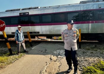 Patroli Jaga Jakarta Jaga Bekasi di Perlintasan Mareleng, Polsek Kedungwaringin Ingatkan Warga Waspada Kereta Api