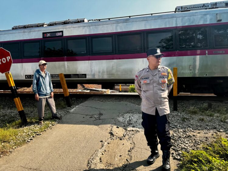 Patroli Jaga Jakarta Jaga Bekasi di Perlintasan Mareleng, Polsek Kedungwaringin Ingatkan Warga Waspada Kereta Api