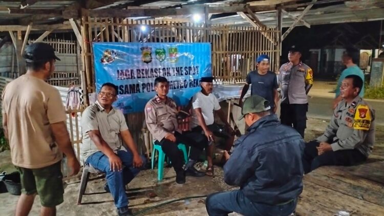 Jaga Jakarta Jaga Bekasi On The Spot, Polsek Tambelang Ajak Warga Kampung Wates Hidupkan Satkamling