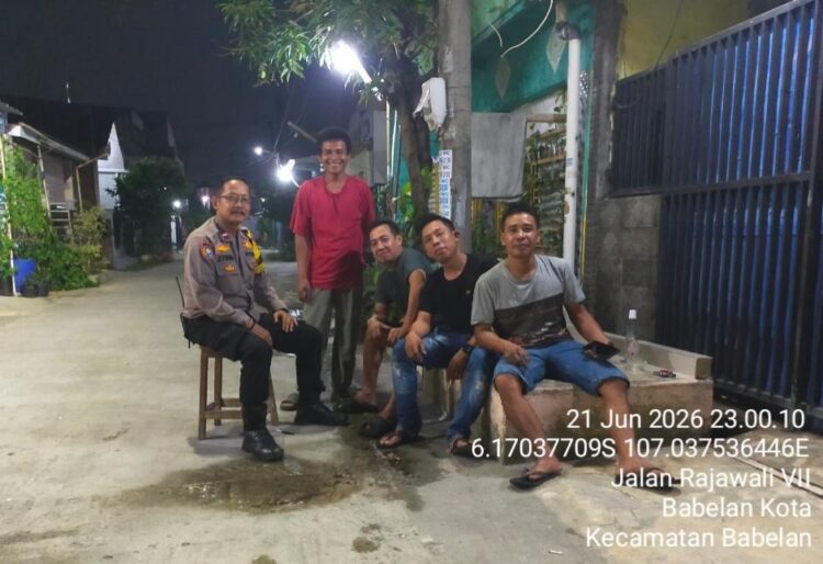Bhabinkamtibmas Babelan Kota Ajak Warga Villa Gading Harapan Hidupkan Ronda Malam