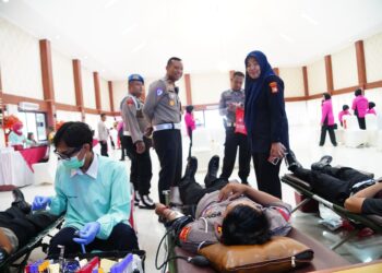 Hari Bhayangkara ke-80, Polres Metro Bekasi Wujudkan Kemanusiaan Lewat Donor Darah dan Cek Kesehatan Gratis