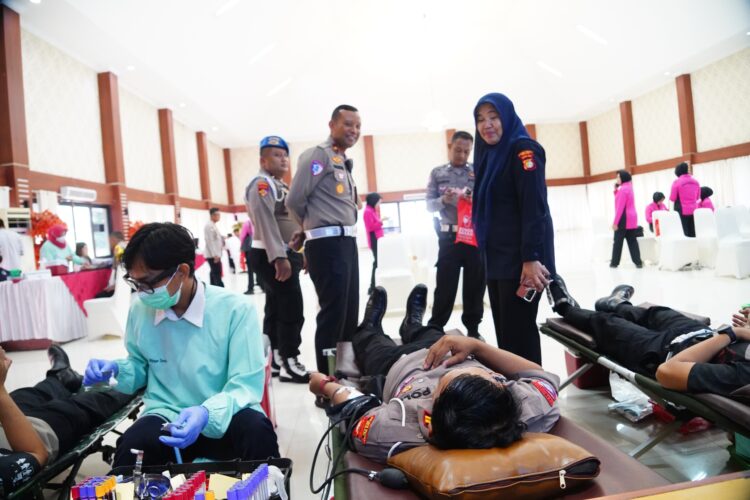 Hari Bhayangkara ke-80, Polres Metro Bekasi Wujudkan Kemanusiaan Lewat Donor Darah dan Cek Kesehatan Gratis