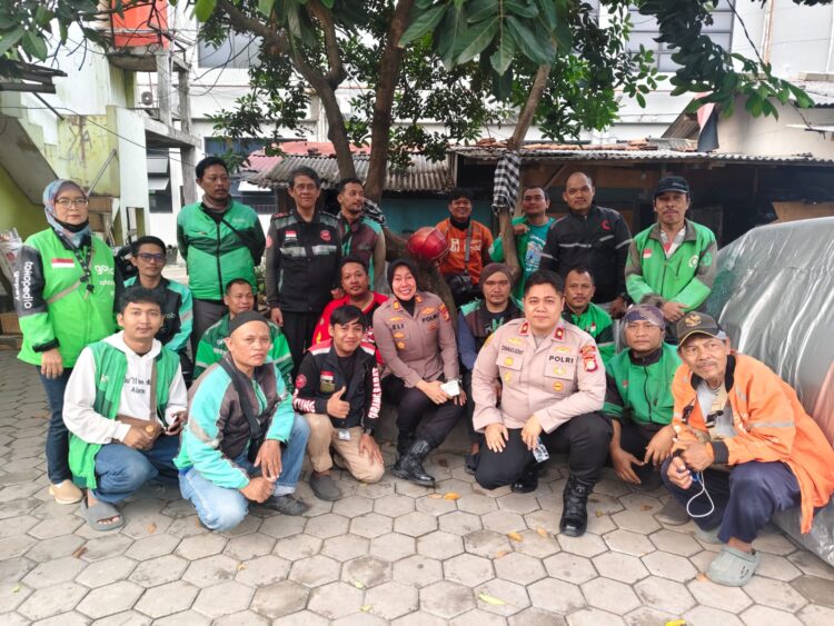 Polsek Cikarang Barat Tebar Kepedulian Lewat Sabuk Kamtibmas,30 Driver Ojek Online Terima Bantuan Beras