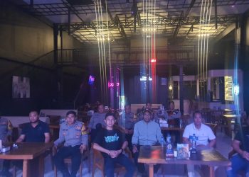 POLSEK CIKARANG UTARA GELAR NONTON BARENG PIALA DUNIA BERSAMA MASYARAKAT