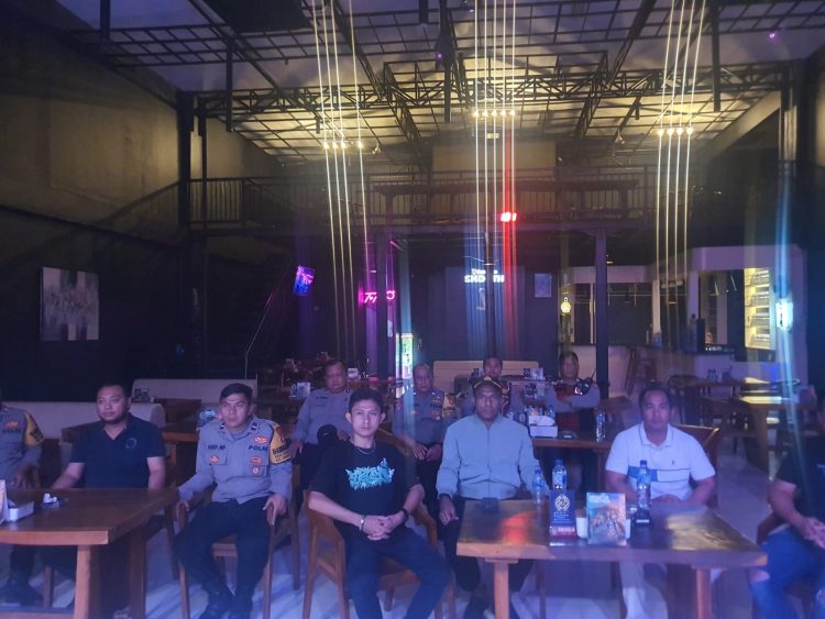 POLSEK CIKARANG UTARA GELAR NONTON BARENG PIALA DUNIA BERSAMA MASYARAKAT