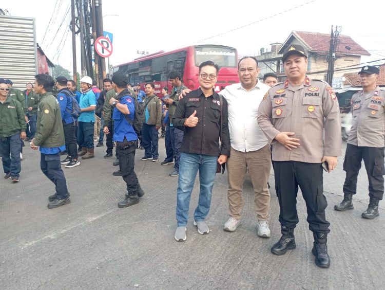 Polsek Cikarang Barat Amankan Keberangkatan Ratusan Massa KSPSI ke RS Bhayangkara Lemdiklat Polri