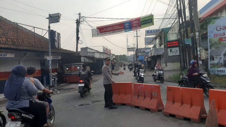 Yanmas Pagi di Jembatan Besi Karang Satria, Polsek Tambun Selatan Jaga Arus Menuju Bekasi Utara