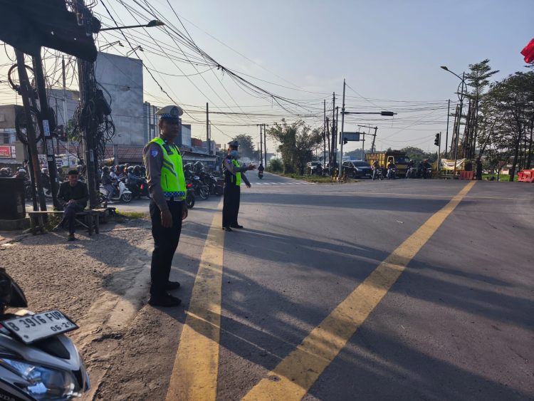 Pagi di Perempatan Pasar Tegal Danas, Polsek Cikarang Pusat Jaga Kelancaran Akses GIIC dan Pemda