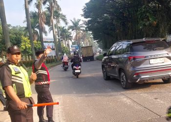 Polisi Tampil Pagi di Pertigaan Jalan Raya Garon, Arus Cabangbungin–Karawang Tetap Lancar