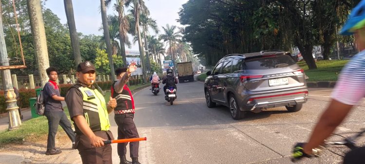 Polisi Tampil Pagi di Pertigaan Jalan Raya Garon, Arus Cabangbungin–Karawang Tetap Lancar