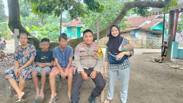 Jaga Bekasi On The Spot, Bhabinkamtibmas Serang Baru Sambangi Warga Pasirandu