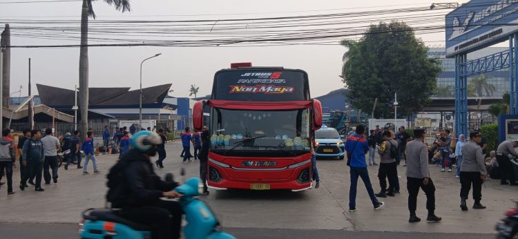 Ratusan Buruh Berangkat dari Cikarang Timur Ikuti Bakti Kesehatan HUT Bhayangkara ke-80