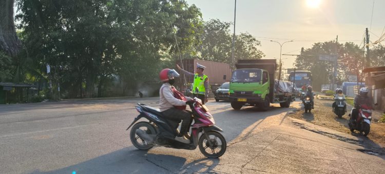 Jaga Jakarta Jaga Bekasi, Polsek Serang Baru Kawal Mobilitas Pagi di Jalur KH. Raden Ma’mun Nawawi