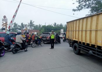 Jaga Jakarta Jaga Bekasi, Polsek Cikarang Timur Kawal Kelancaran Arus di Perlintasan KA Kojengkang