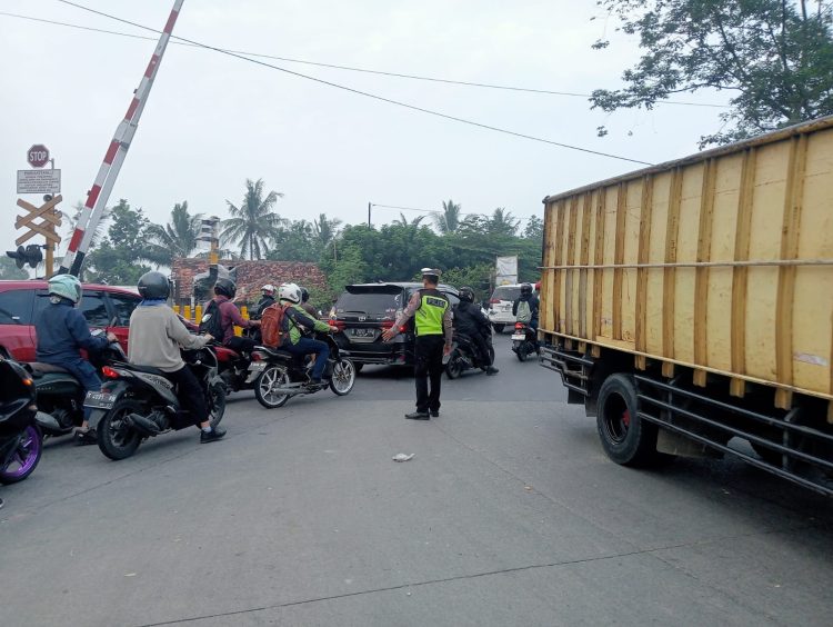 Jaga Jakarta Jaga Bekasi, Polsek Cikarang Timur Kawal Kelancaran Arus di Perlintasan KA Kojengkang