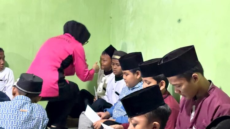 Bakti Sosial Hari Bhayangkara ke-80, Kapolres Metro Bekasi Dampingi Ibu Kapolda Sambangi Asrama Yatim, Piatu dan Duafa