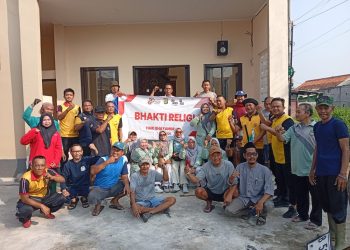 Polsubsektor Tambun Utara Bersama Warga Bersihkan Mushola Nurul Falah