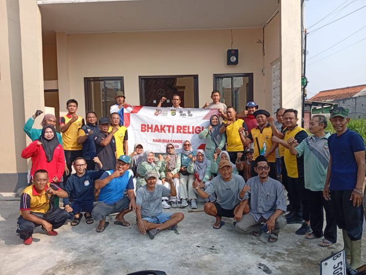 Polsubsektor Tambun Utara Bersama Warga Bersihkan Mushola Nurul Falah