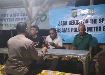 Jaga Bekasi On The Spot, Bhabinkamtibmas Karang Mulya Ajak Warga Aktifkan Siskamling