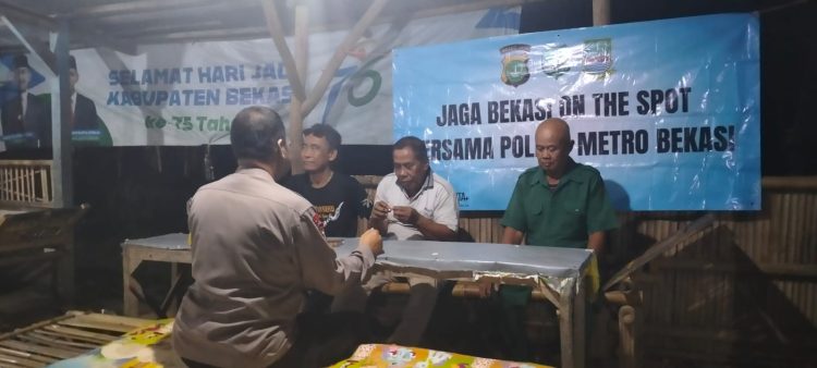 Jaga Bekasi On The Spot, Bhabinkamtibmas Karang Mulya Ajak Warga Aktifkan Siskamling