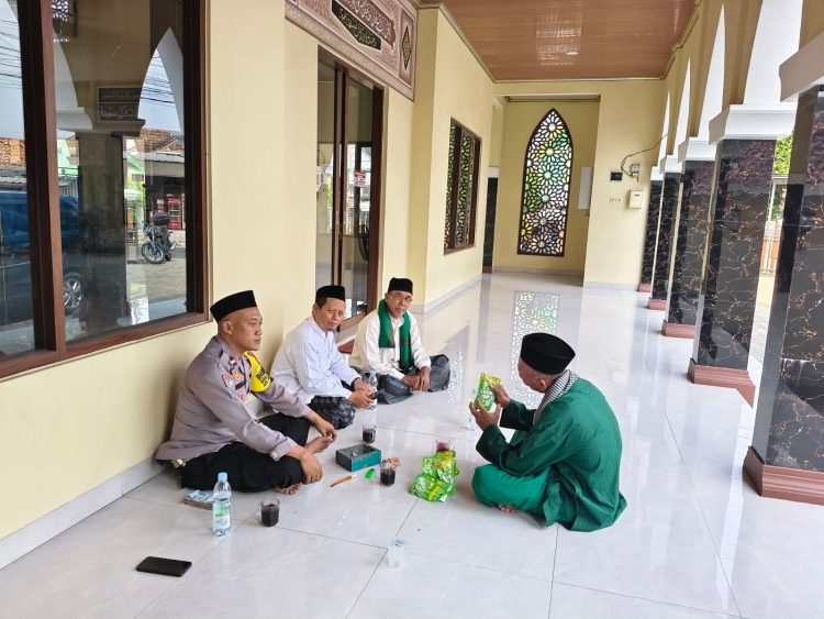 Bhabinkamtibmas Sindangjaya Safari Kamtibmas di Masjid Nurul Huda