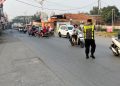 Jaga Jakarta Jaga Bekasi, Polsek Serang Baru Perkuat Pengaturan Pagi di Jalur KH. Raden Ma’mun Nawawi