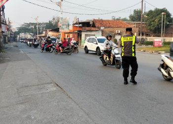 Jaga Jakarta Jaga Bekasi, Polsek Serang Baru Perkuat Pengaturan Pagi di Jalur KH. Raden Ma’mun Nawawi