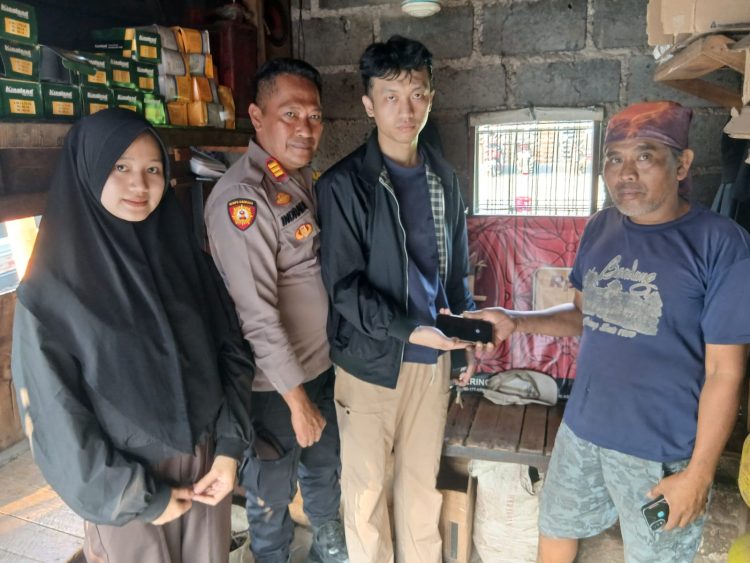 Respons Cepat 110 Polsek Cikarang Selatan Bantu Warga Temukan HP yang Hilang