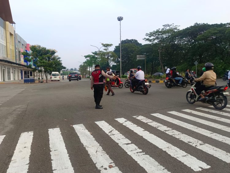 Jaga Jakarta Jaga Bekasi, Sat Samapta Polres Metro Bekasi Kawal Kelancaran Arus Lalu Lintas Pagi