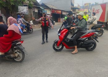 Polsek Setu Hadir Urai Kepadatan Lalu Lintas, Kawal Arus Pagi Warga dan Pelajar