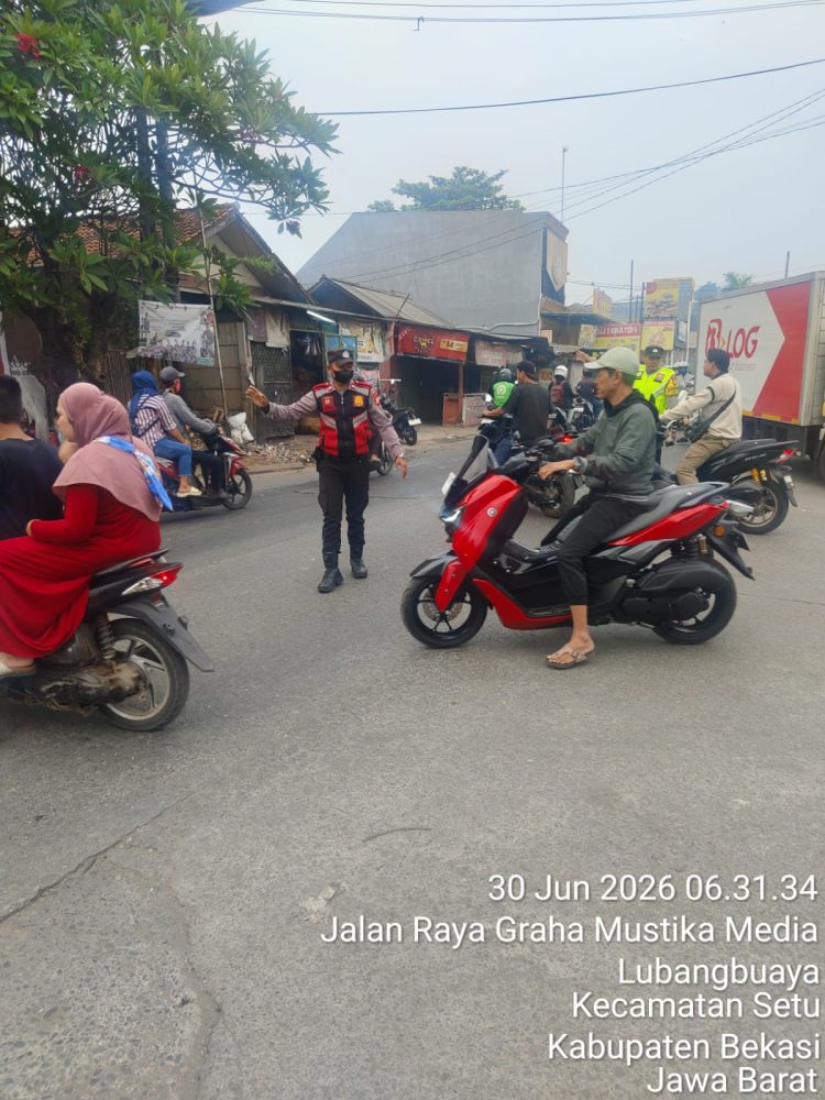 Polsek Setu Hadir Urai Kepadatan Lalu Lintas, Kawal Arus Pagi Warga dan Pelajar