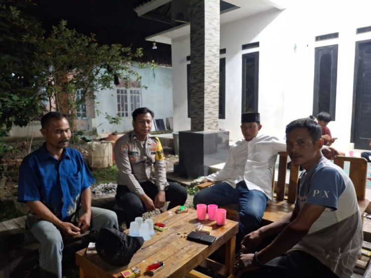 Jaga Jakarta Jaga Bekasi, Bhabinkamtibmas Cabangbungin Sambangi Warga Ajak Aktifkan Kembali Satkamling