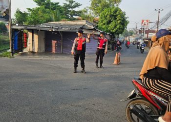 Polsek Tambelang Atur Arus Sore di Pertigaan Pasar Sukarapih
